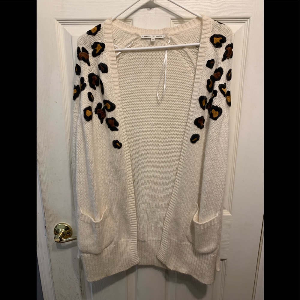 EXTREMELY SOFT! Off white + leopard print sweater